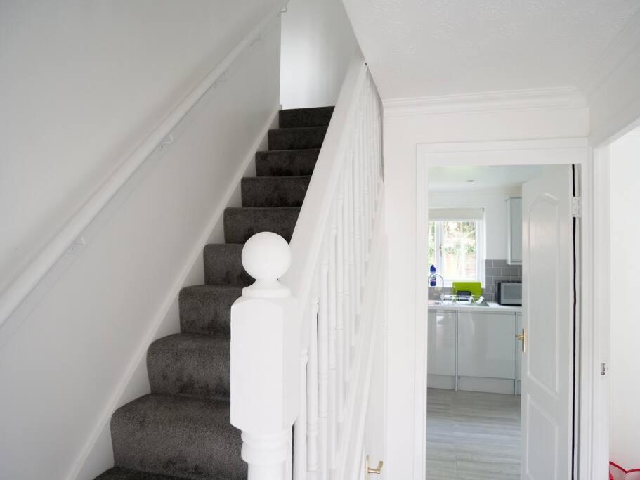 Cosy Four Bed Property With En-Suite Near To Nec Birmingham Airport And The City Exterior foto