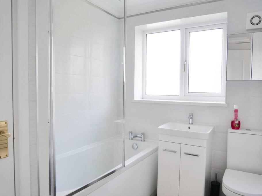 Cosy Four Bed Property With En-Suite Near To Nec Birmingham Airport And The City Exterior foto